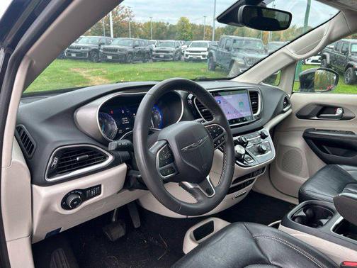 Brilliant Black Crystal Pearlcoat 2022 Chrysler Pacifica Touring L