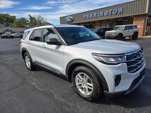 Space White Metallic 2025 Ford Explorer Active
