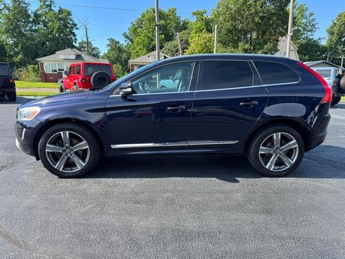 Magic Blue Metallic 2017 Volvo XC60 T6 Dynamic