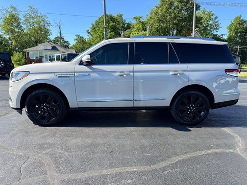 Ceramic Pearl Metallic Tri-Coat 2024 Lincoln Navigator Reserve
