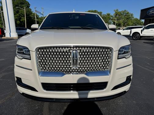 Ceramic Pearl Metallic Tri-Coat 2024 Lincoln Navigator Reserve
