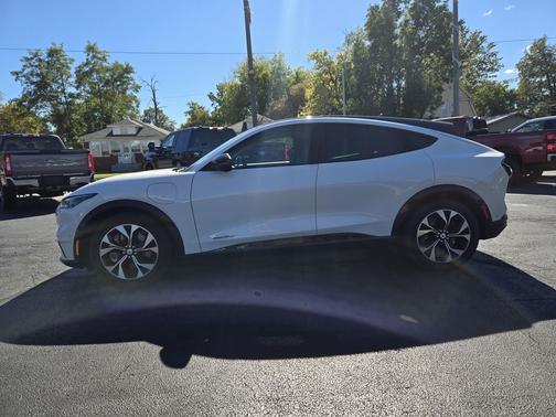 Star White Metallic Tri-Coat 2023 Ford Mustang Mach-E Premium
