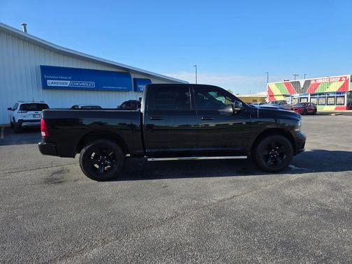 Brilliant Black Crystal Pearlcoat 2017 RAM 1500 Sport