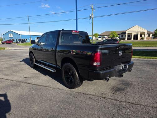 Brilliant Black Crystal Pearlcoat 2017 RAM 1500 Sport
