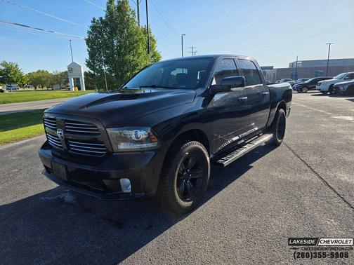 Brilliant Black Crystal Pearlcoat 2017 RAM 1500 Sport