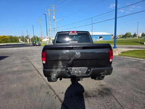Brilliant Black Crystal Pearlcoat 2017 RAM 1500 Sport