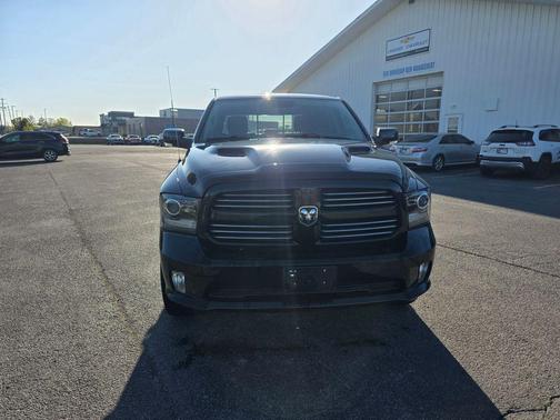 Brilliant Black Crystal Pearlcoat 2017 RAM 1500 Sport