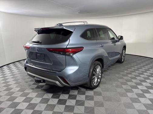 2022 Toyota Highlander Hybrid Platinum