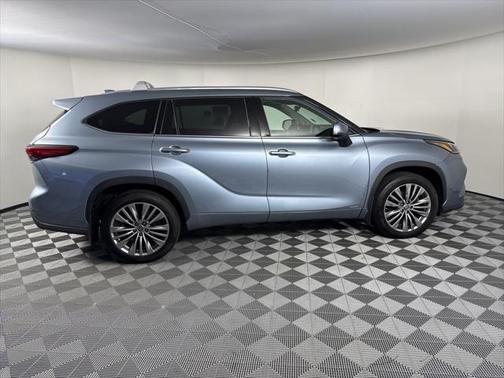 2022 Toyota Highlander Hybrid Platinum