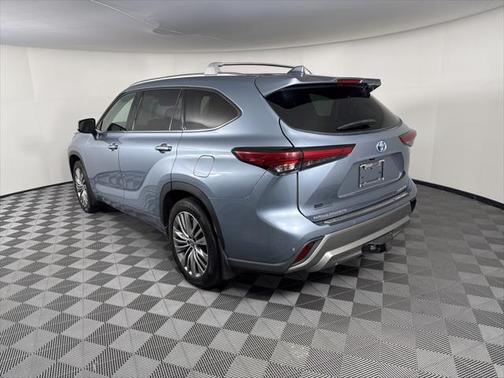 2022 Toyota Highlander Hybrid Platinum