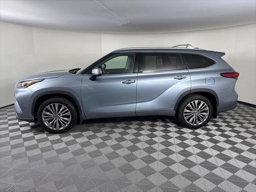 2022 Toyota Highlander Hybrid Platinum