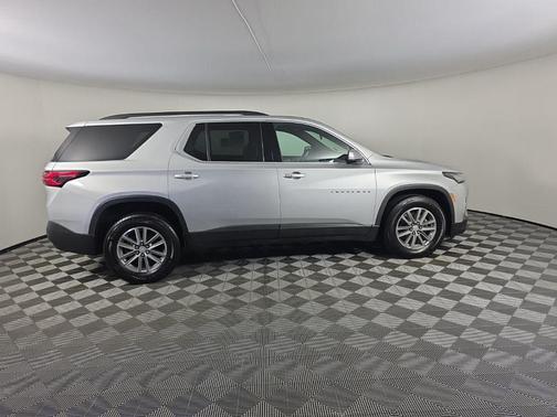 Silver Ice Metallic 2022 Chevrolet Traverse LT Cloth