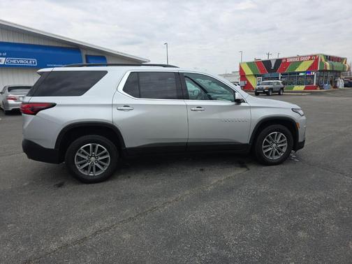 Silver Ice Metallic 2022 Chevrolet Traverse LT Cloth