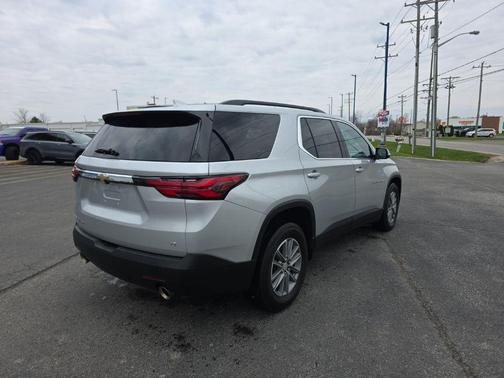 Silver Ice Metallic 2022 Chevrolet Traverse LT Cloth