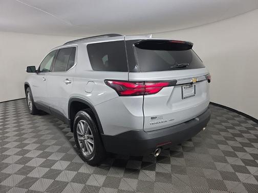 Silver Ice Metallic 2022 Chevrolet Traverse LT Cloth