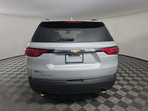 Silver Ice Metallic 2022 Chevrolet Traverse LT Cloth