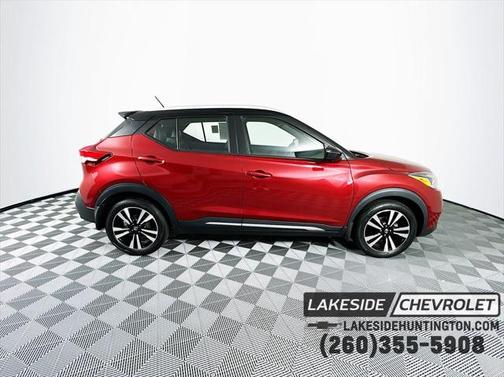 Cayenne Red/Super Black 2020 Nissan Kicks SR