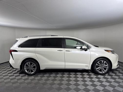 2021 Toyota Sienna Platinum 7 Passenger