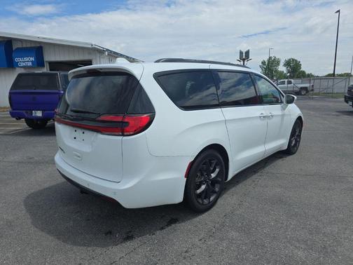 Bright White Clearcoat 2021 Chrysler Pacifica Touring
