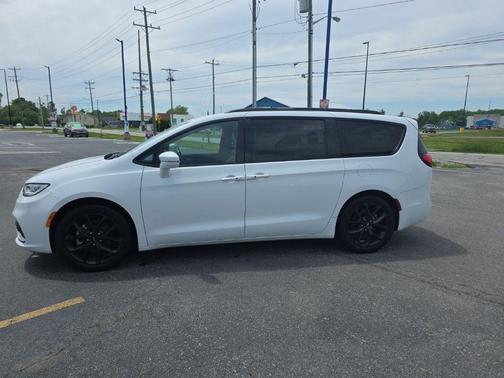 Bright White Clearcoat 2021 Chrysler Pacifica Touring