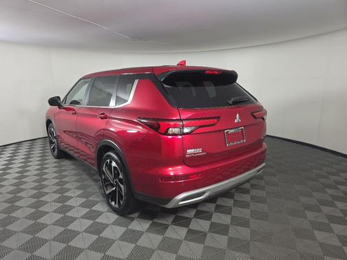 Red Diamond 2024 Mitsubishi Outlander SE