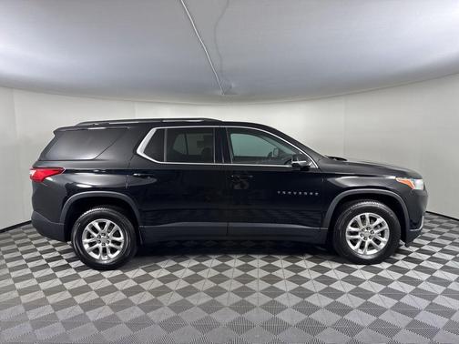 Mosaic Black Metallic 2021 Chevrolet Traverse LT Leather