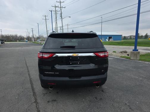 Mosaic Black Metallic 2021 Chevrolet Traverse LT Leather