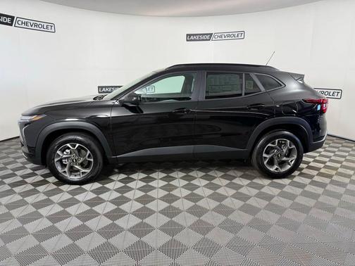 Mosaic Black Metallic 2026 Chevrolet Trax LT