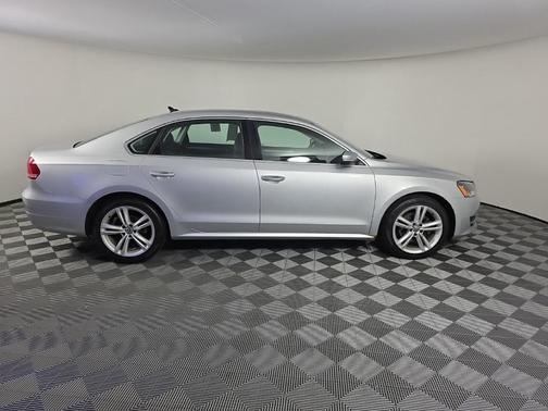 2014 Volkswagen Passat 1.8T Auto SE w/Sunroof & Nav