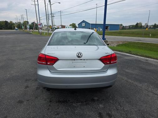 2014 Volkswagen Passat 1.8T Auto SE w/Sunroof & Nav