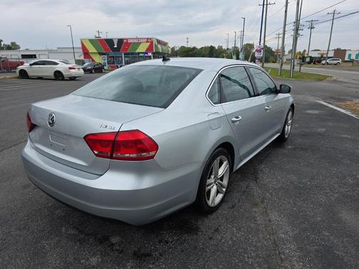 2014 Volkswagen Passat 1.8T Auto SE w/Sunroof & Nav