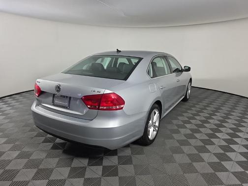 2014 Volkswagen Passat 1.8T Auto SE w/Sunroof & Nav
