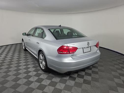 2014 Volkswagen Passat 1.8T Auto SE w/Sunroof & Nav
