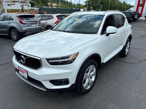 White 2022 Volvo XC40 T5 Momentum