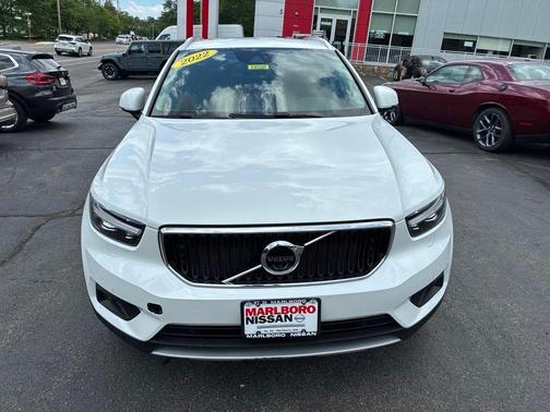 White 2022 Volvo XC40 T5 Momentum