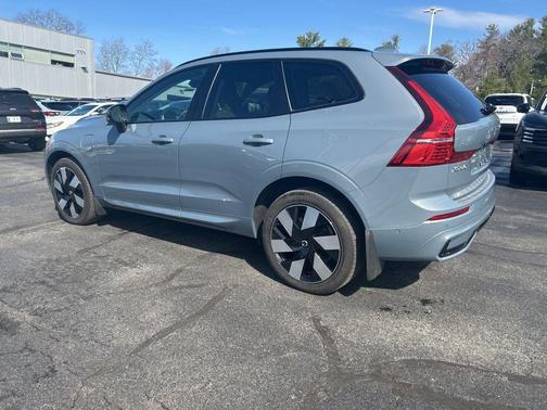 2024 Volvo XC60 Recharge Plug-In Hybrid T8 Plus Dark Theme