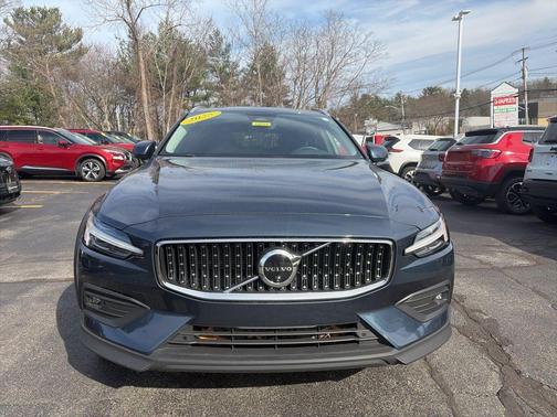 2025 Volvo V60 Cross Country B5 Plus