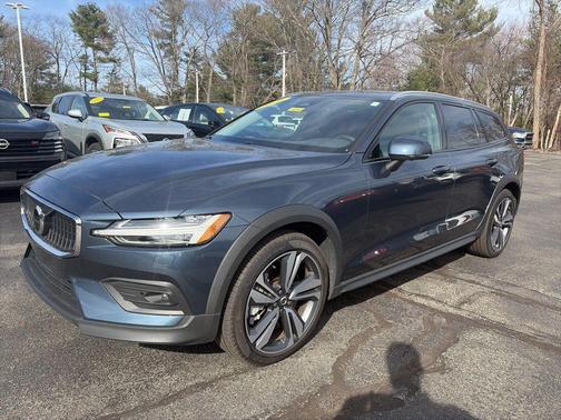 2025 Volvo V60 Cross Country B5 Plus