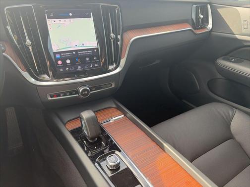 2025 Volvo V60 Cross Country B5 Plus