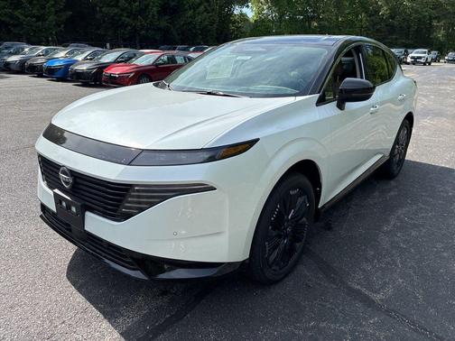 White / Black 2026 Nissan Murano Platinum