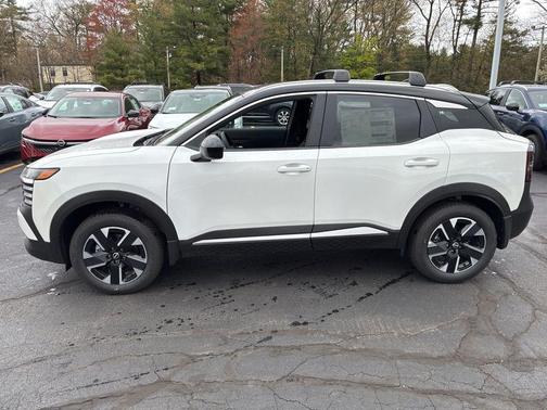 2t Wht Blk Roof 2026 Nissan Kicks SV