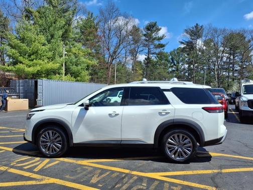 2023 Nissan Pathfinder SL