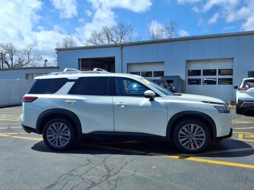 2023 Nissan Pathfinder SL