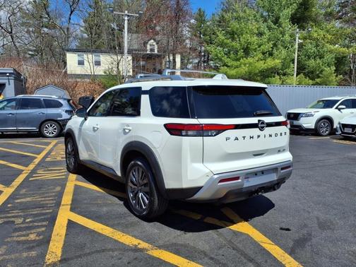2023 Nissan Pathfinder SL