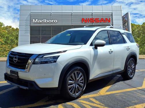 2023 Nissan Pathfinder SL