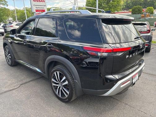 Black 2024 Nissan Pathfinder Platinum