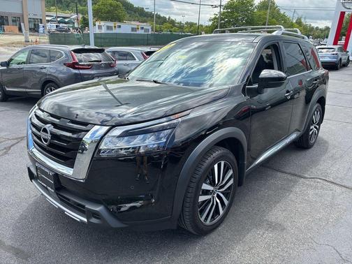 Black 2024 Nissan Pathfinder Platinum
