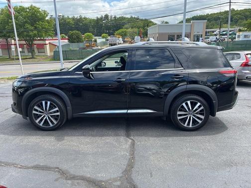 Black 2024 Nissan Pathfinder Platinum