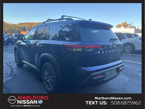 2025 Nissan Pathfinder SV