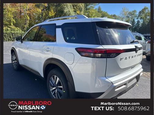2025 Nissan Pathfinder SL